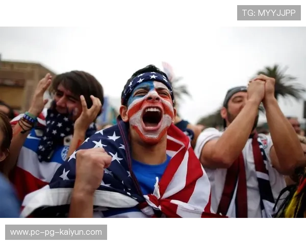 球迷疯狂支持，现场气氛火热！，球迷疯狂庆祝照片