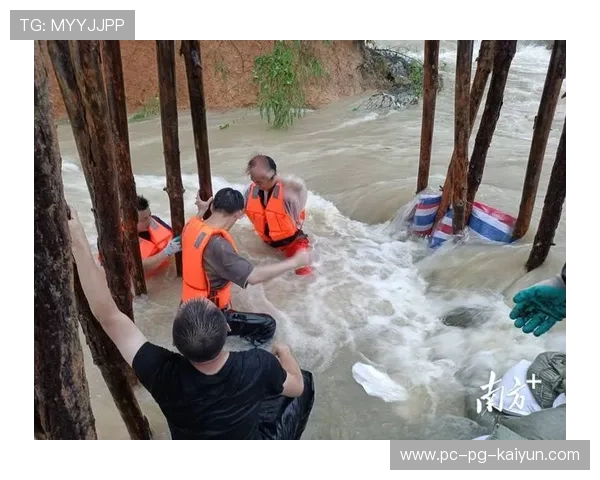 大井直人爆发力太强,直接震掉沙袋灰 大井直人爆发力太强,直接震掉沙袋灰